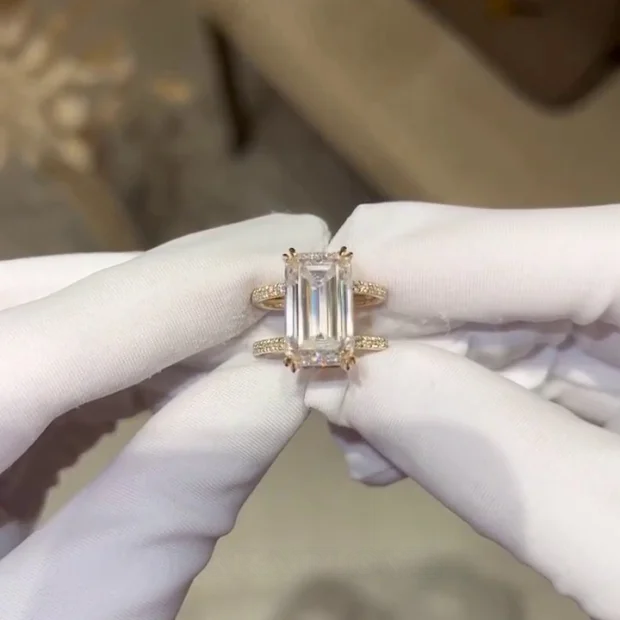 Smaragdschliff Diamantweiß Gelbgold 925er Sterlingsilber Verstecktes Halo Verlobungsring