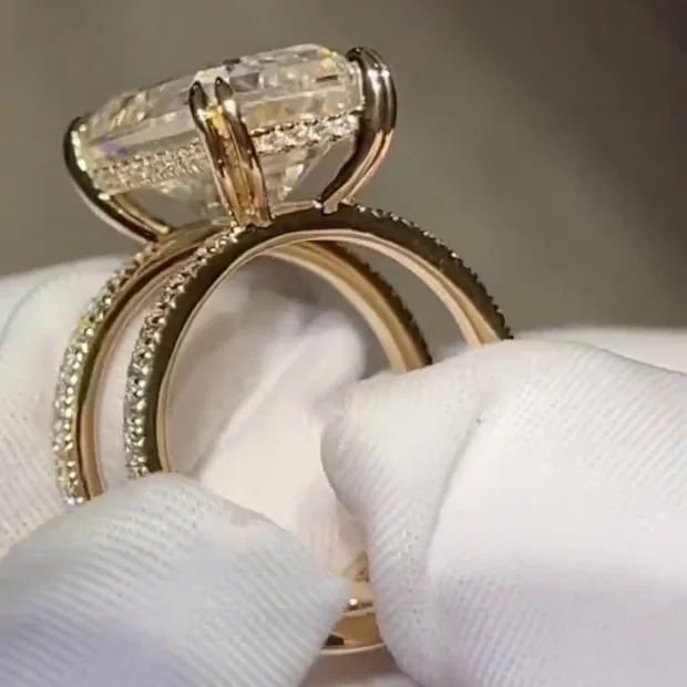 Smaragdschliff Diamantweiß Gelbgold 925er Sterlingsilber Verstecktes Halo Verlobungsring