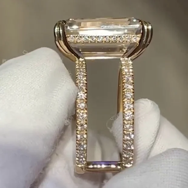 Smaragdschliff Diamantweiß Gelbgold 925er Sterlingsilber Verstecktes Halo Verlobungsring