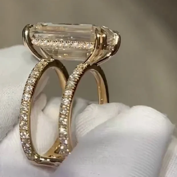 Smaragdschliff Diamantweiß Gelbgold 925er Sterlingsilber Verstecktes Halo Verlobungsring