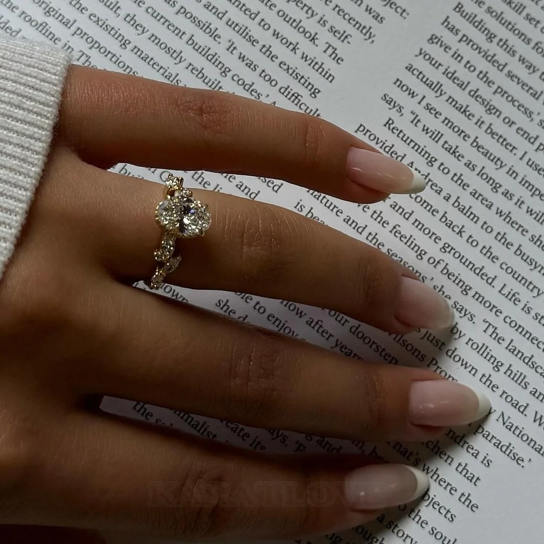 Ovalschnitt Diamantweiß Verstecktes Halo 925er Sterlingsilber Gelbgold Verlobungsring