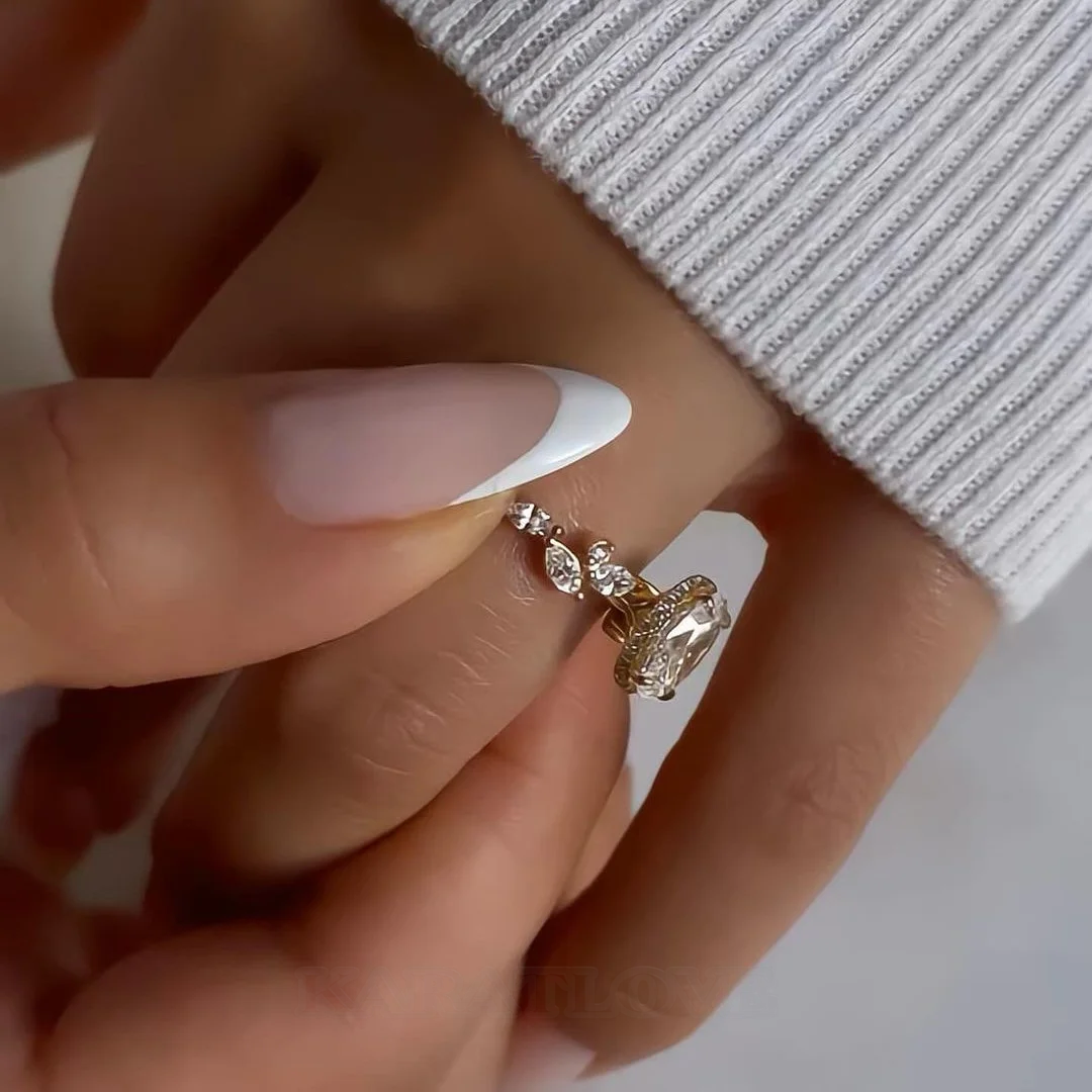 Ovalschnitt Diamantweiß Verstecktes Halo 925er Sterlingsilber Gelbgold Verlobungsring