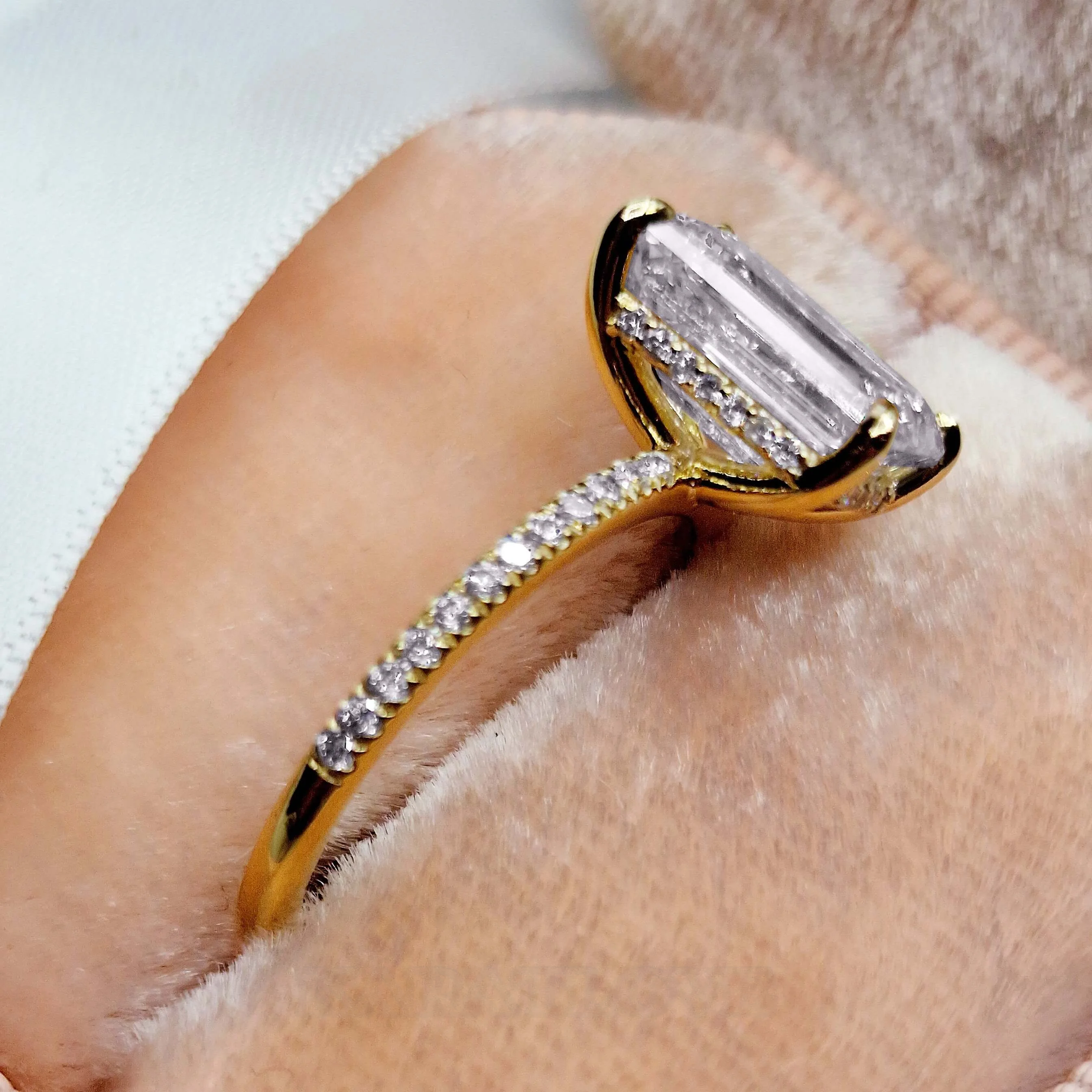 Smaragdschliff Diamantweiß 925er Sterlingsilber Gelbgold Verstecktes Halo Verlobungsring