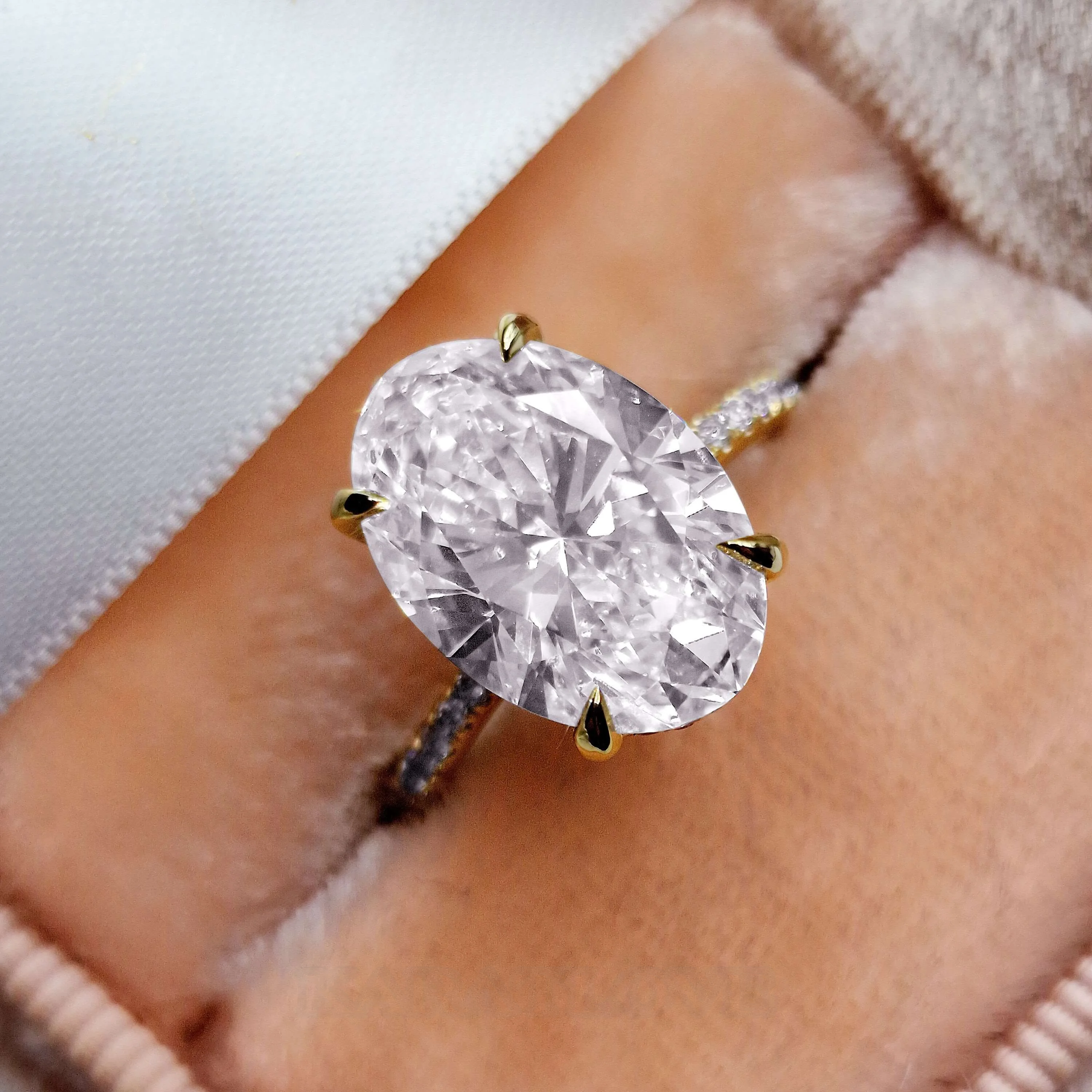 Ovalschnitt Diamantweiß 925er Sterlingsilber Gelbgold Verstecktes Halo Verlobungsring Ovalschnitt Diamantweiß 925er Sterlingsilber Gelbgold Verstecktes Halo Verlobungsring
