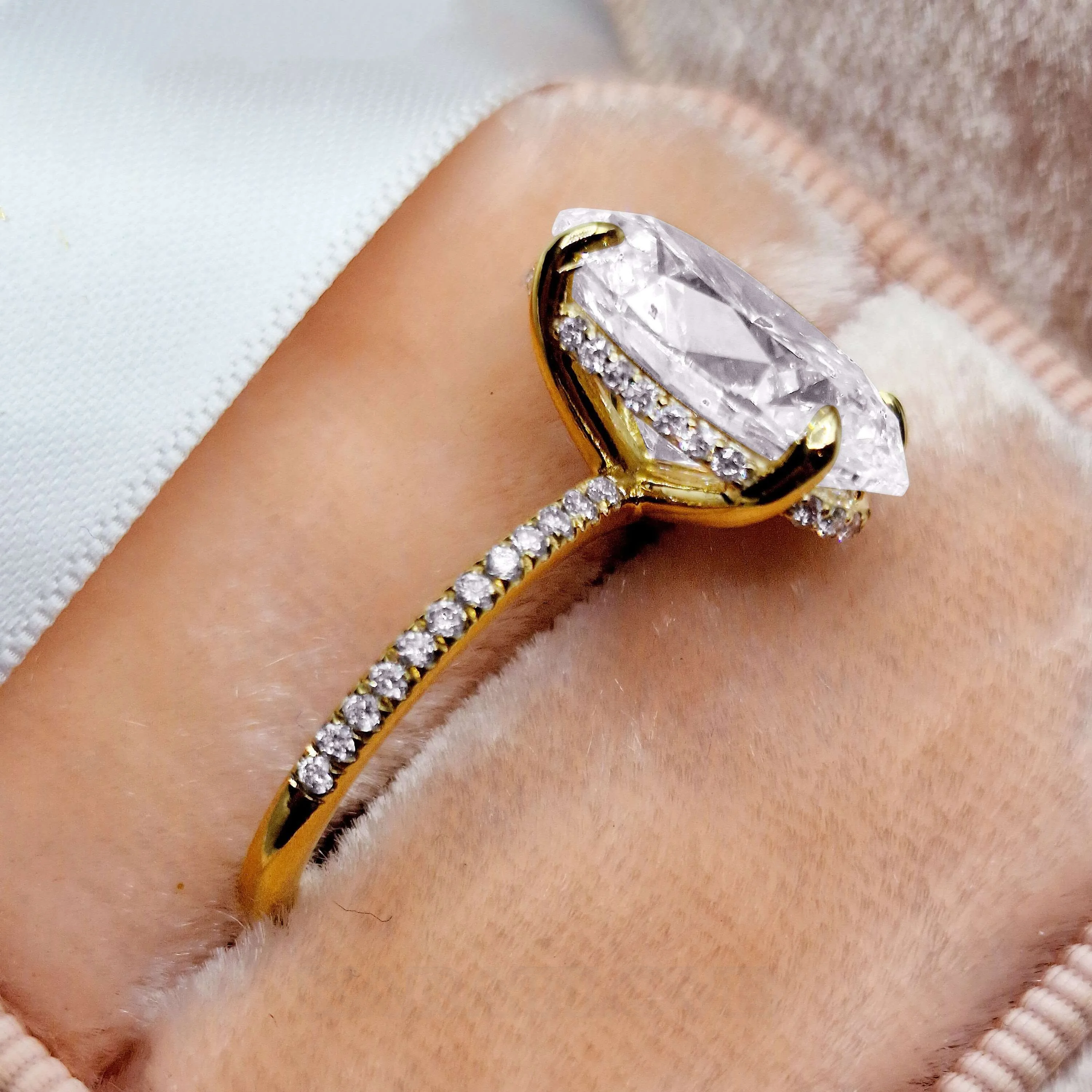 Ovalschnitt Diamantweiß 925er Sterlingsilber Gelbgold Verstecktes Halo Verlobungsring
