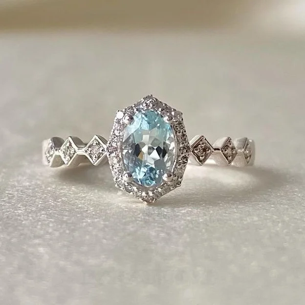 Ovalschnitt Aquamarine 925er Sterlingsilber Halo Verlobungsring Ovalschnitt Aquamarine 925er Sterlingsilber Halo Verlobungsring