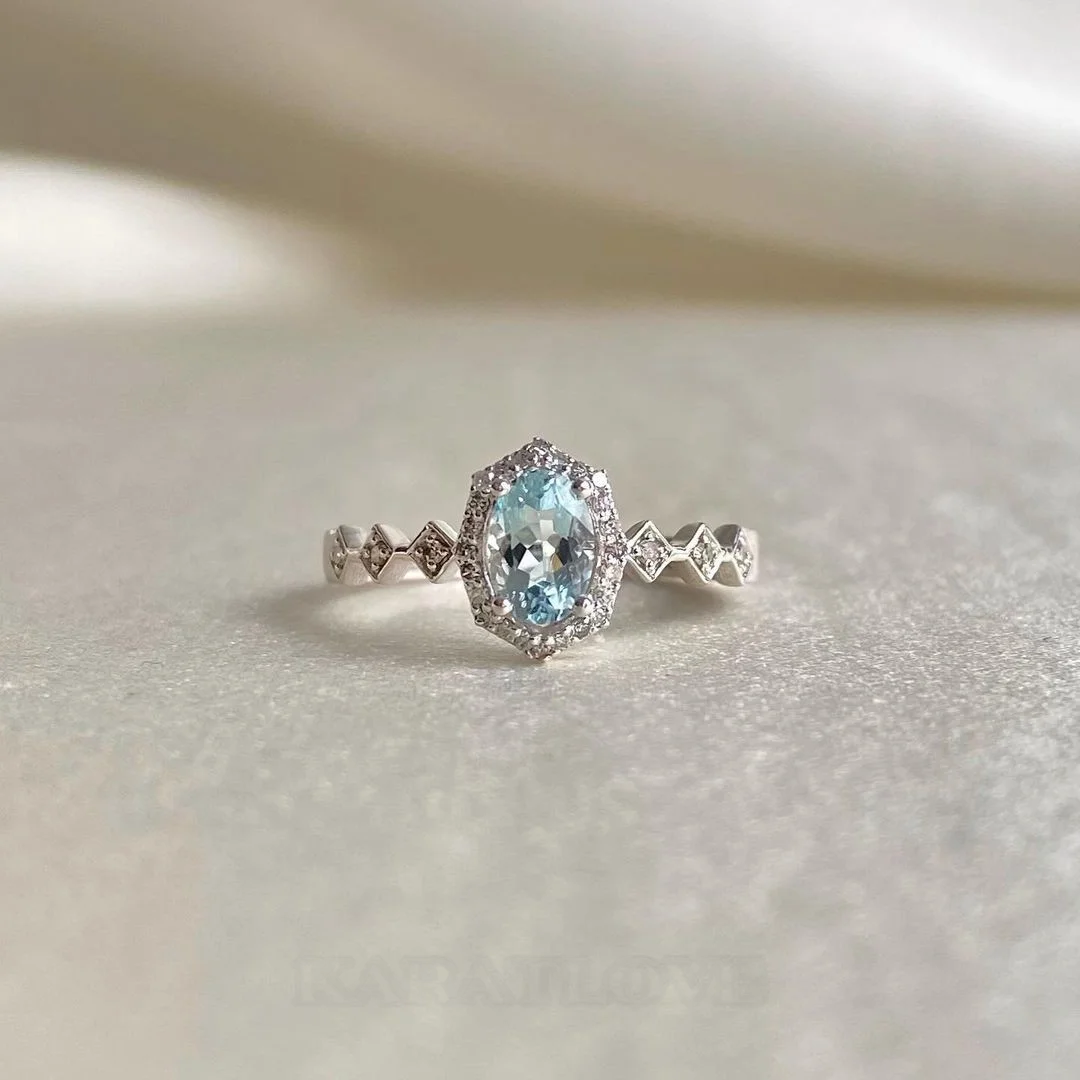 Ovalschnitt Aquamarine 925er Sterlingsilber Halo Verlobungsring