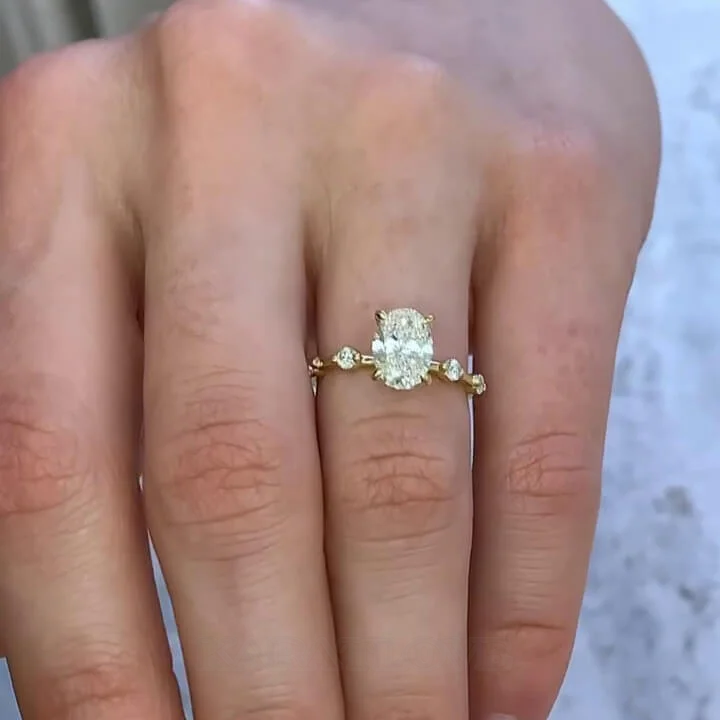 Ovalschnitt Diamantweiß 925er Sterlingsilber Gelbgold Klassisch Verlobungsring Ovalschnitt Diamantweiß 925er Sterlingsilber Gelbgold Klassisch Verlobungsring