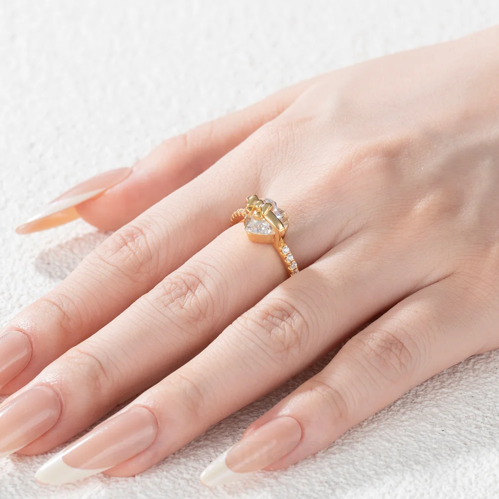 Herzförmig geschnittener Diamant in Weißem Sterling Silber mit Herz- und Schleifenmotiv Verlobungsring