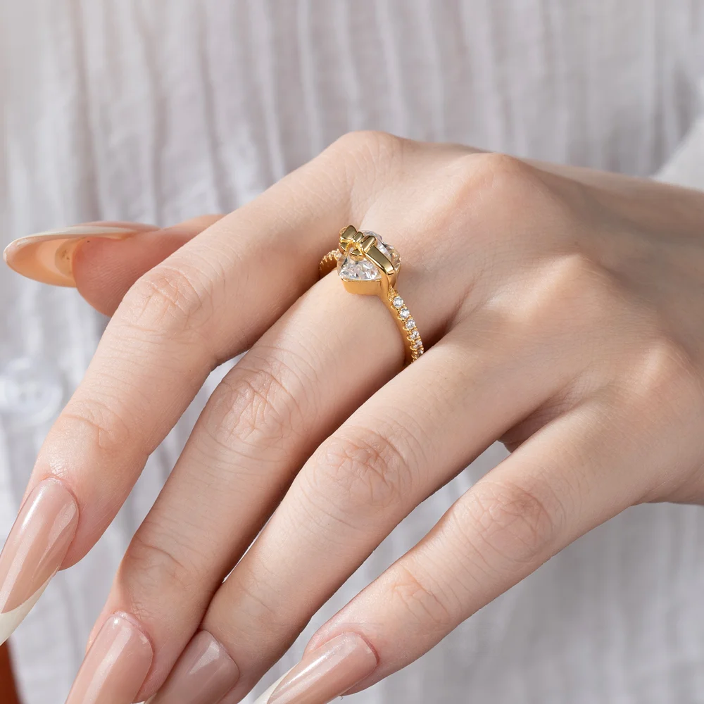 Herzförmig geschnittener Diamant in Weißem Sterling Silber mit Herz- und Schleifenmotiv Verlobungsring