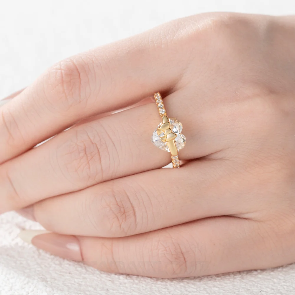 Herzförmig geschnittener Diamant in Weißem Sterling Silber mit Herz- und Schleifenmotiv Verlobungsring