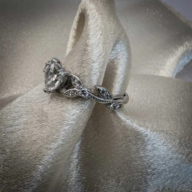 Herzförmiger Schnitt Diamantweiß Sterling Silber Blatt Verlobungsring