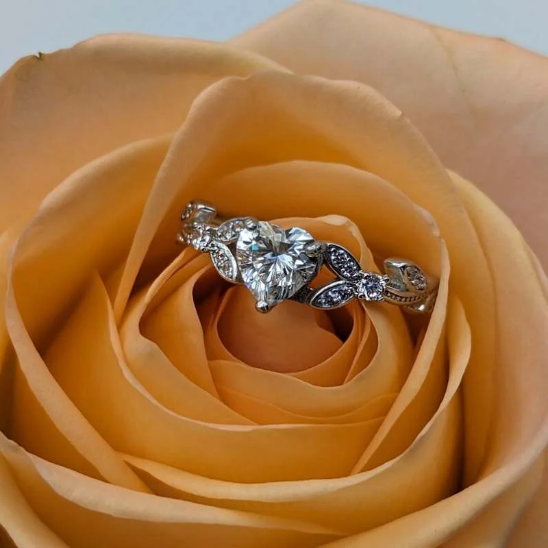 Herzförmiger Schnitt Diamantweiß Sterling Silber Blatt Verlobungsring