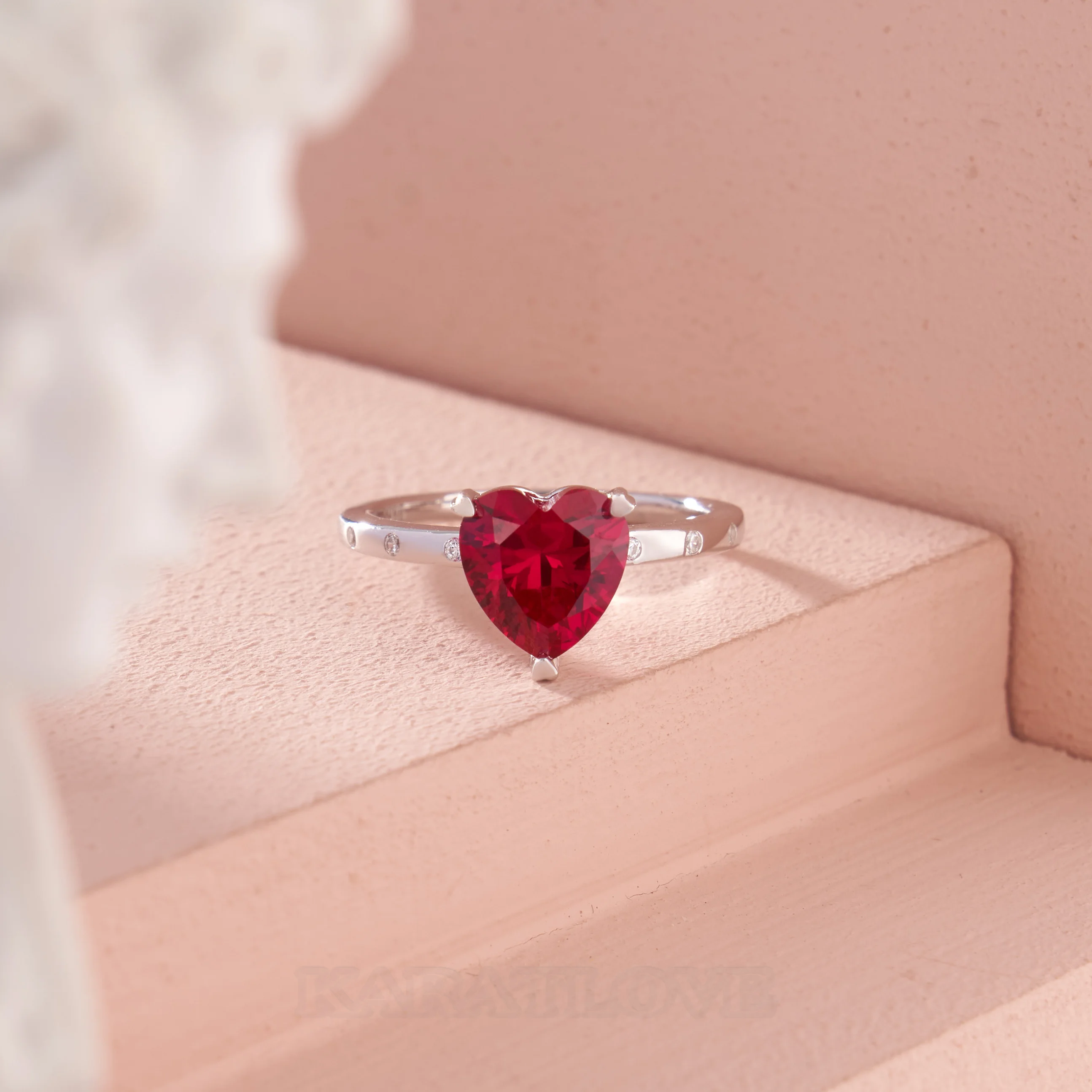Herzförmiger Schnitt Rubinrot Sterling Silber Verlobungsring