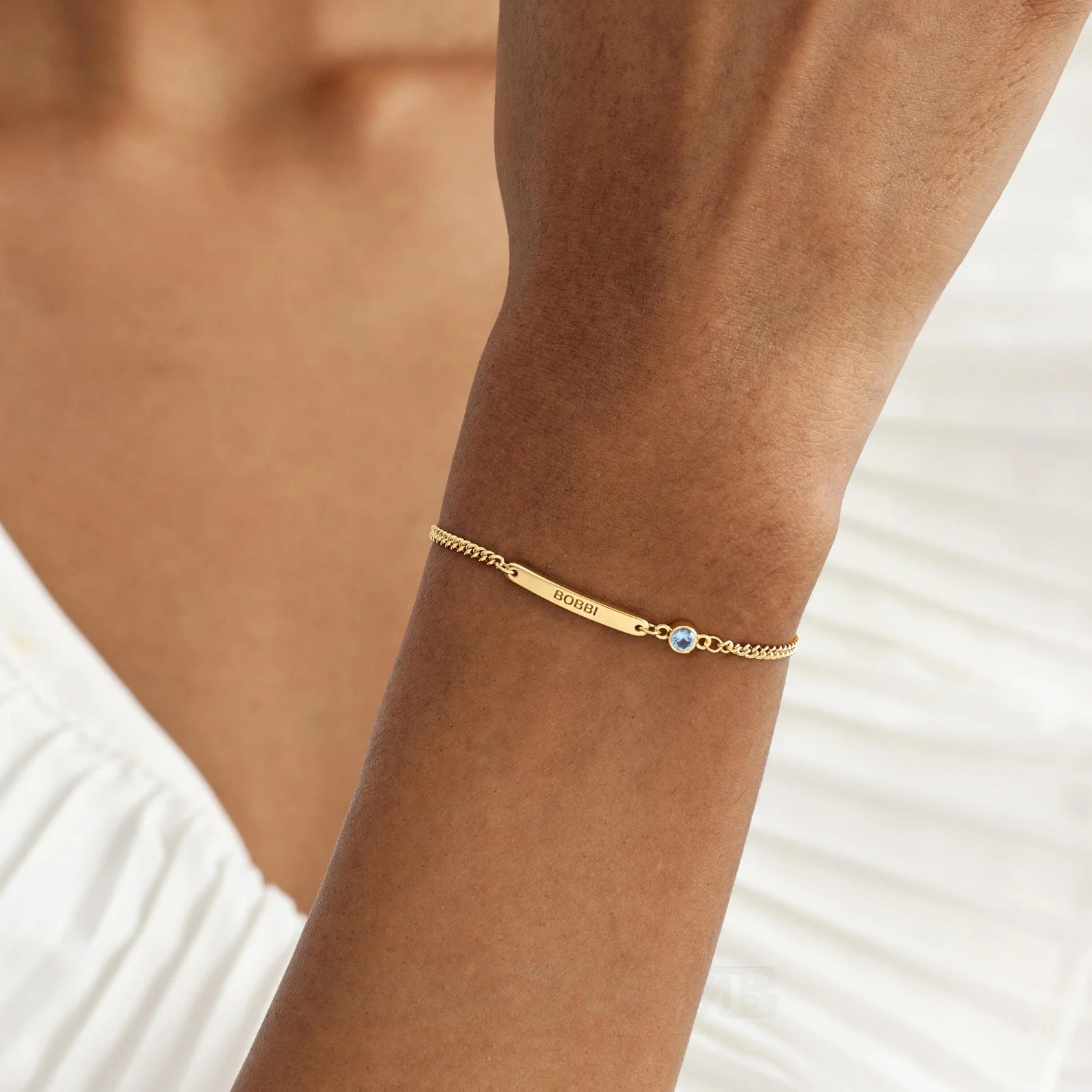 Personalisierbares Sterlingsilber-Armband mit rundem Geburtsstein und Gravur–Familiengeschenk