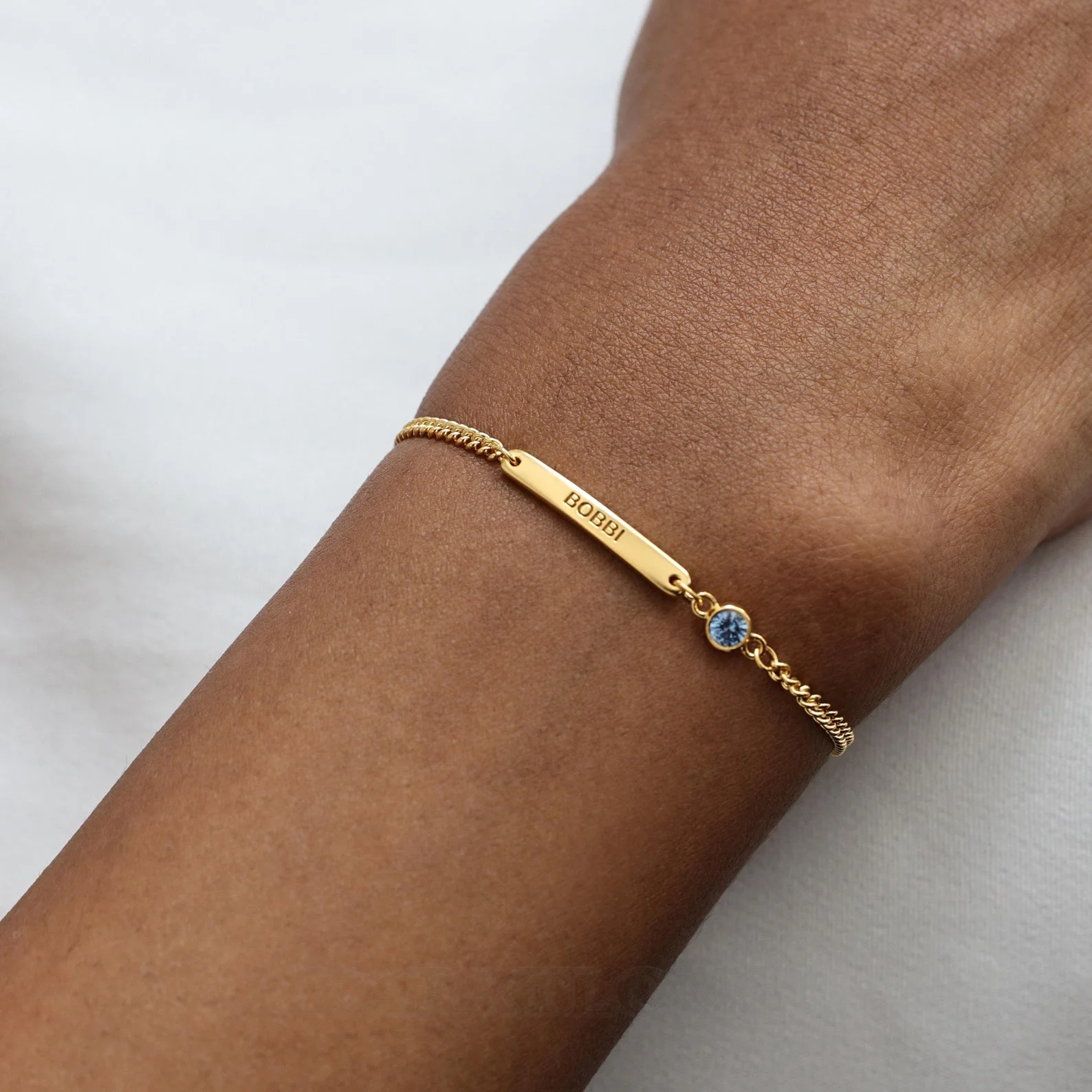 Personalisierbares Sterlingsilber-Armband mit rundem Geburtsstein und Gravur–Familiengeschenk