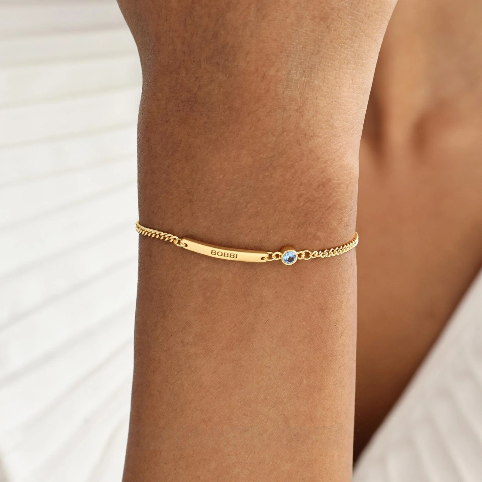 Personalisierbares Sterlingsilber-Armband mit rundem Geburtsstein und Gravur–Familiengeschenk