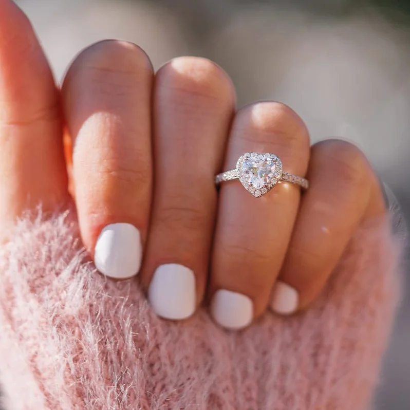 Herzförmige Diamantweiß Halo Verlobungsring aus 925er Sterlingsilber