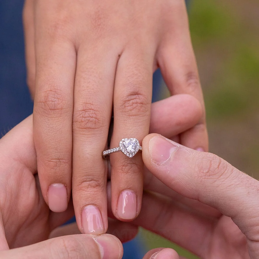 Herzförmige Diamantweiß Halo Verlobungsring aus 925er Sterlingsilber