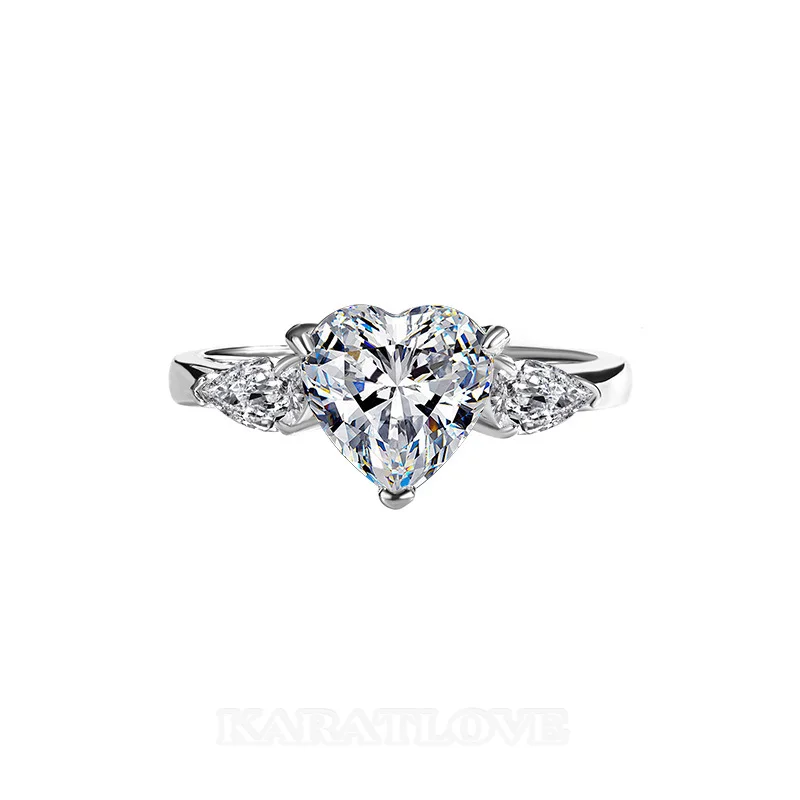 Herzförmige Moissanite Diamantweiß 925er Sterlingsilber 3-Steine Verlobungsring