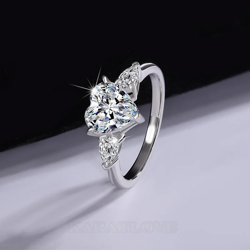 Herzförmige Moissanite Diamantweiß 925er Sterlingsilber 3-Steine Verlobungsring