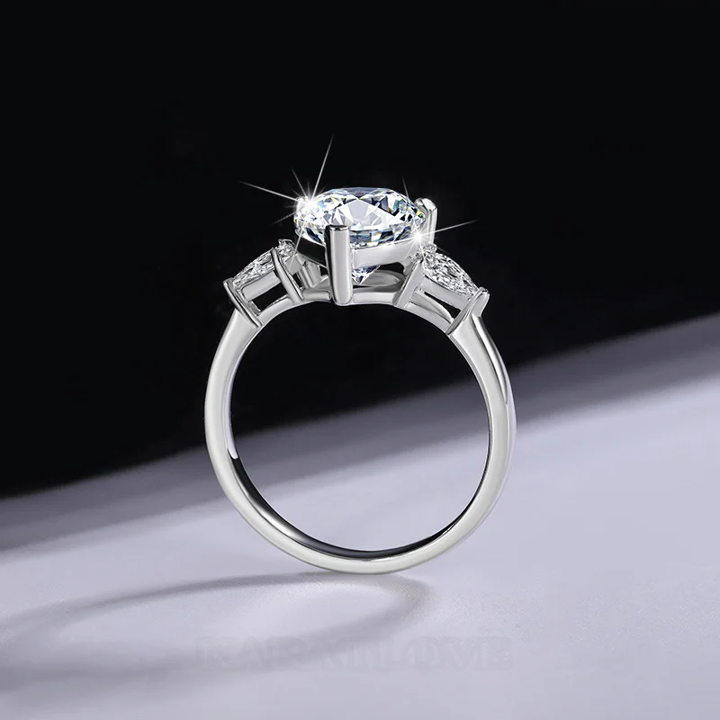 Herzförmige Moissanite Diamantweiß 925er Sterlingsilber 3-Steine Verlobungsring