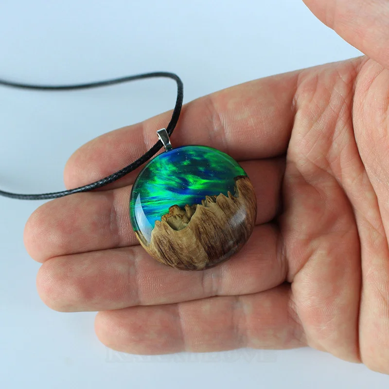 Halskette aus Holz und Harz mit Aurora-Borealis-Effekt, zum Jubiläum oder Geburtstag