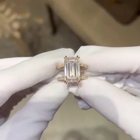 Smaragdschliff Diamantweiß Gelbgold 925er Sterlingsilber Verstecktes Halo Verlobungsring