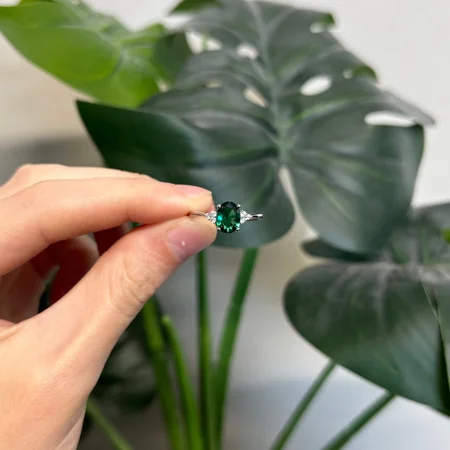 Ovalschnitt Smaragdgrün...