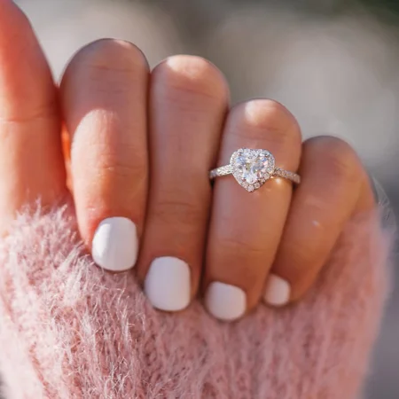 Herzförmige Diamantweiß Halo Verlobungsring aus 925er Sterlingsilber