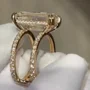 Smaragdschliff Diamantweiß Gelbgold 925er Sterlingsilber Verstecktes Halo Verlobungsring