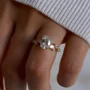 Ovalschnitt Diamantweiß Verstecktes Halo 925er Sterlingsilber Gelbgold Verlobungsring