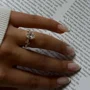 Ovalschnitt Diamantweiß Verstecktes Halo 925er Sterlingsilber Gelbgold Verlobungsring