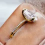 Ovalschnitt Diamantweiß 925er Sterlingsilber Gelbgold Verstecktes Halo Verlobungsring