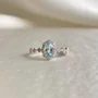 Ovalschnitt Aquamarine 925er Sterlingsilber Halo Verlobungsring