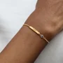 Personalisierbares Sterlingsilber-Armband mit rundem Geburtsstein und Gravur–Familiengeschenk
