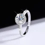 Rundschliff Moissanite Diamantweiß 925er Sterlingsilber Halo Verlobungsring