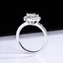 Rundschliff Moissanite Diamantweiß 925er Sterlingsilber Halo Verlobungsring