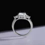 Ovalschnitt Moissanite Diamantweiß 925er Sterlingsilber 3-Steine Verlobungsring