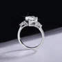 Herzförmige Moissanite Diamantweiß 925er Sterlingsilber 3-Steine Verlobungsring