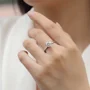 Rundschliff Moissanite Diamantweiß 925er Sterlingsilber Solitär-Verlobungsring