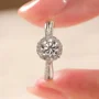 Rundschliff Moissanite Diamantweiß 925er Sterlingsilber Halo Verlobungsring