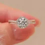 Rundschliff Moissanite Diamantweiß 925er Sterlingsilber Halo Verlobungsring