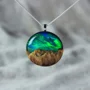 Halskette aus Holz und Harz mit Aurora-Borealis-Effekt, zum Jubiläum oder Geburtstag